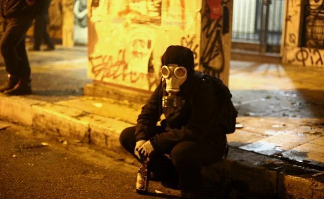 Βίντεο ντοκουμέντο από την «κόλαση» των Εξαρχείων: Διαδοχικές ρίψεις μολότοφ από κουκουλοφόρους